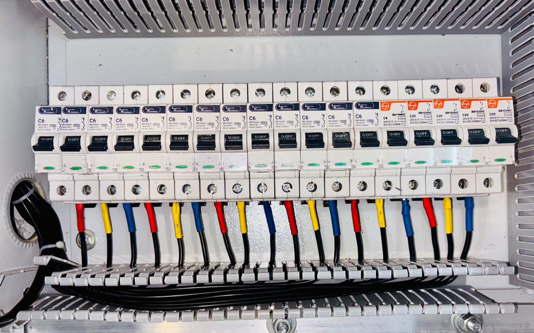 Electrical distribution board with circuit breakers